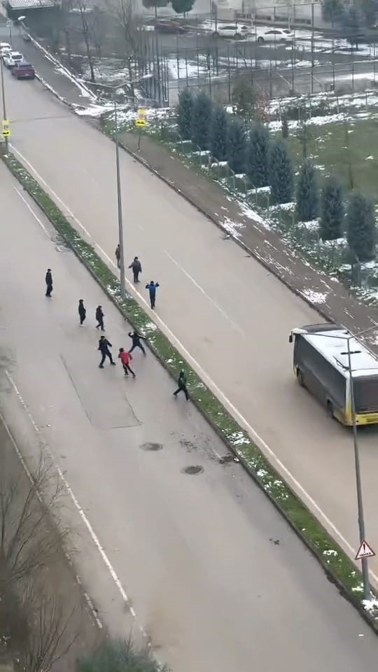 İnegöl’de kar topu gerginliği: Otobüs şoförü çocukları sopayla kovaladı