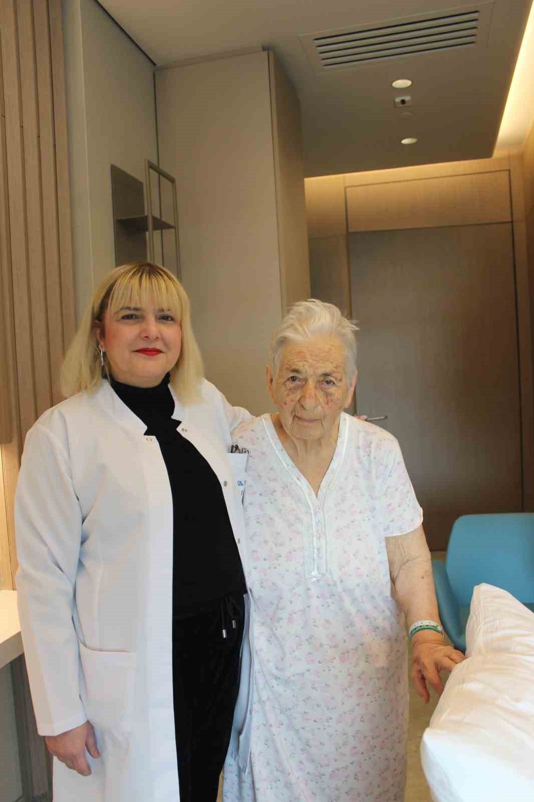 İnme geçiren 93 yaşındaki hasta akut tedaviyle ayağa kalktı