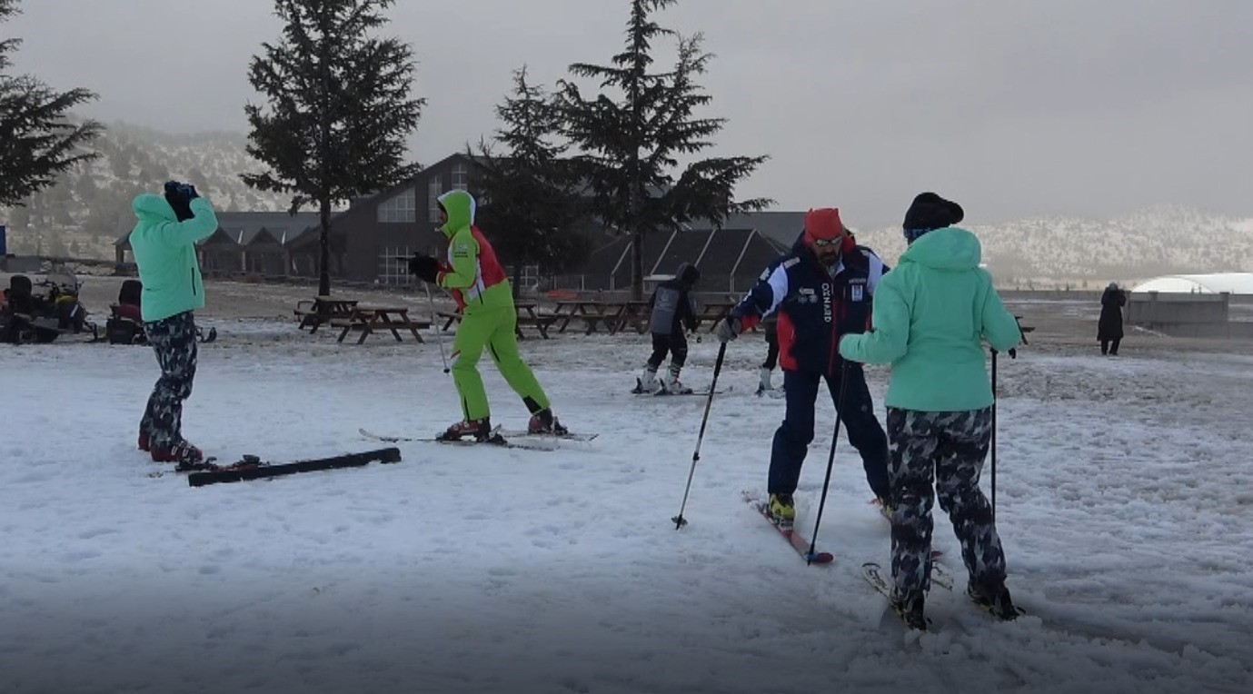 Isparta Davraz’da suni karla kayak keyfi devam ediyor