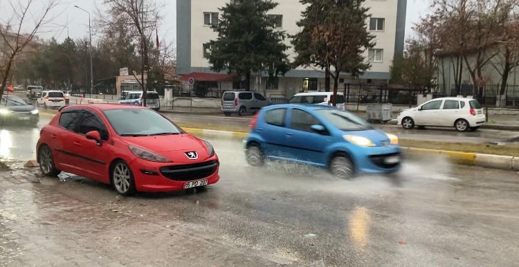 Isparta’da sağanak ve fırtına hayatı olumsuz etkiledi