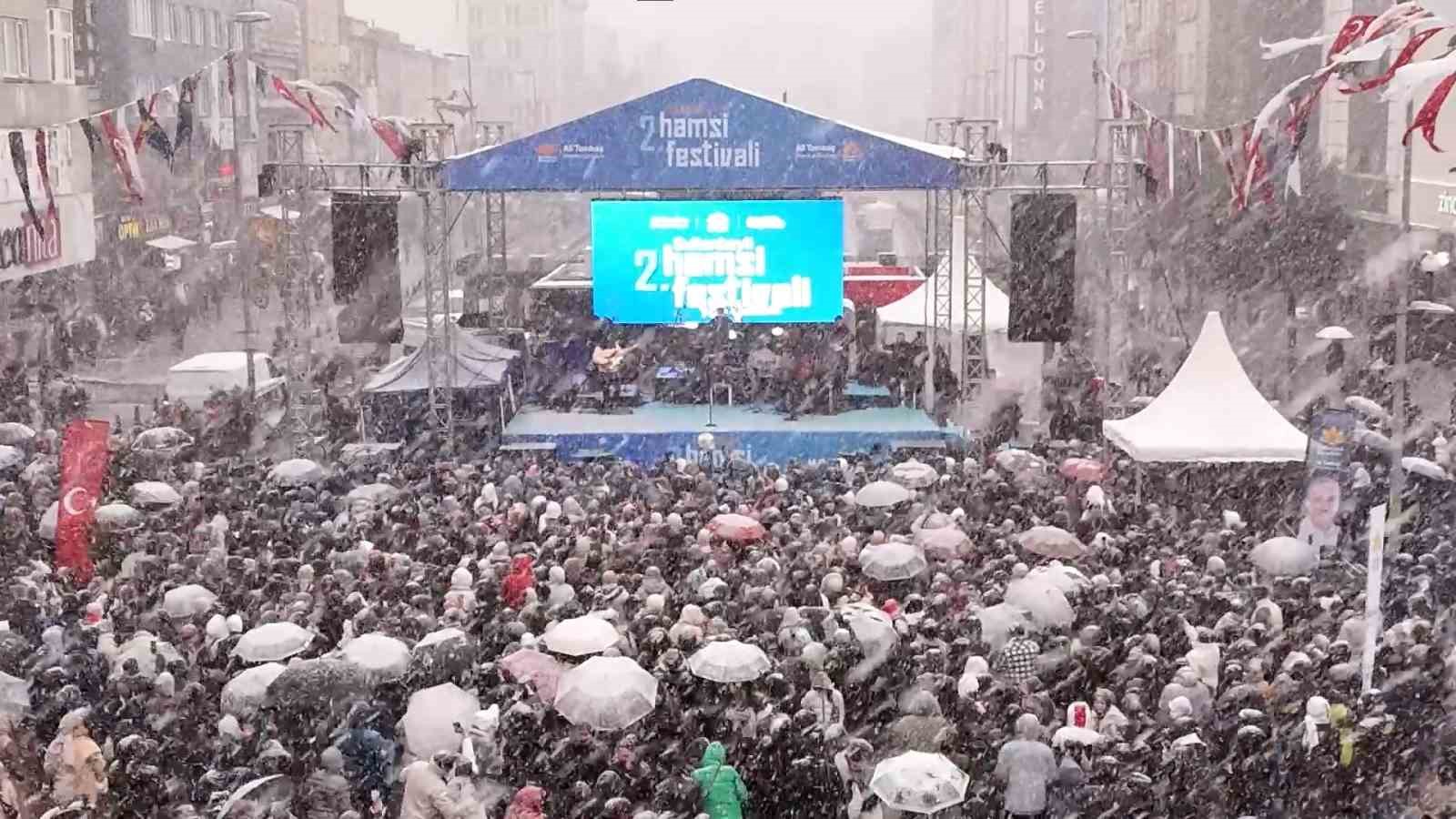 İstanbullular eksi derecede kar altında horon teptiler