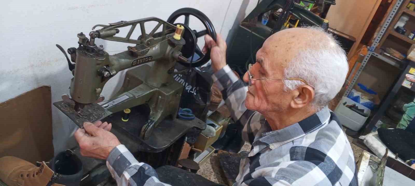 İzmir’de 60 yıllık ayakkabı ustası teknolojiye karşı direniyor