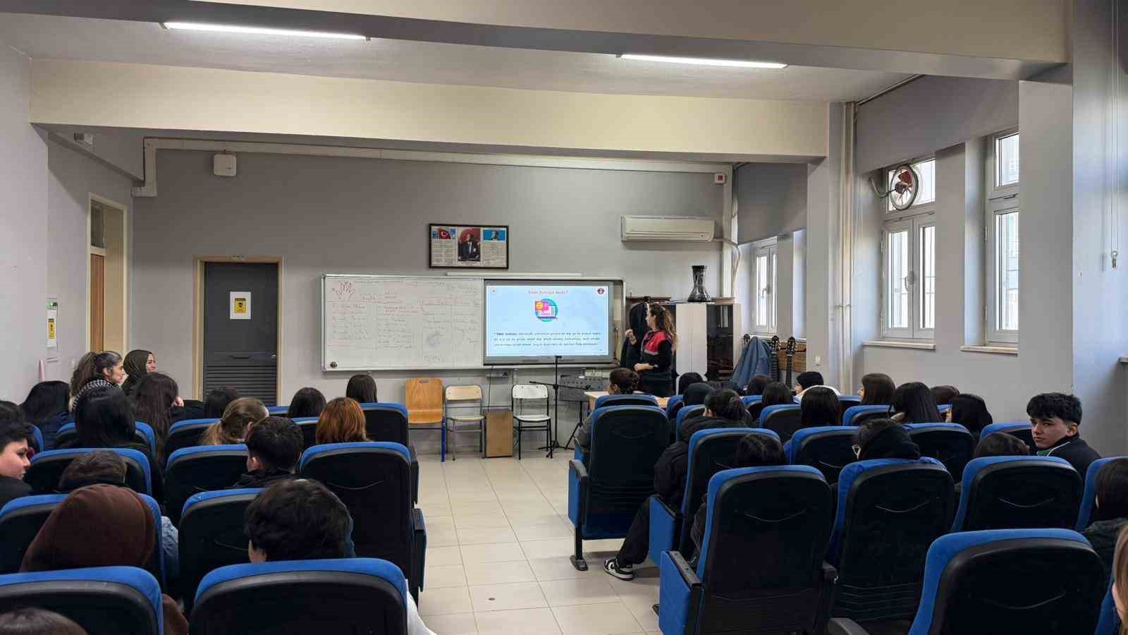 Jandarmadan lise öğrencilerine siber farkındalık eğitimi