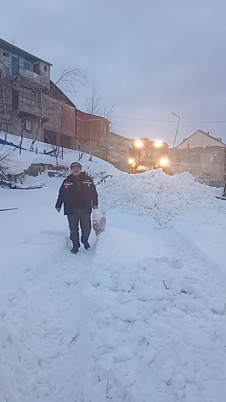 Kar altındaki yaylalarda hayvanlar için seferberlik