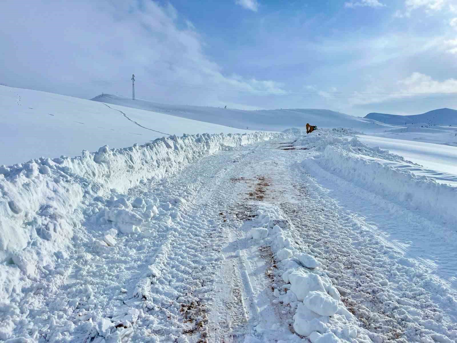 Kar kalınlığının yer yer 2 metreyi bulduğu bölgede yol açma çalışması
