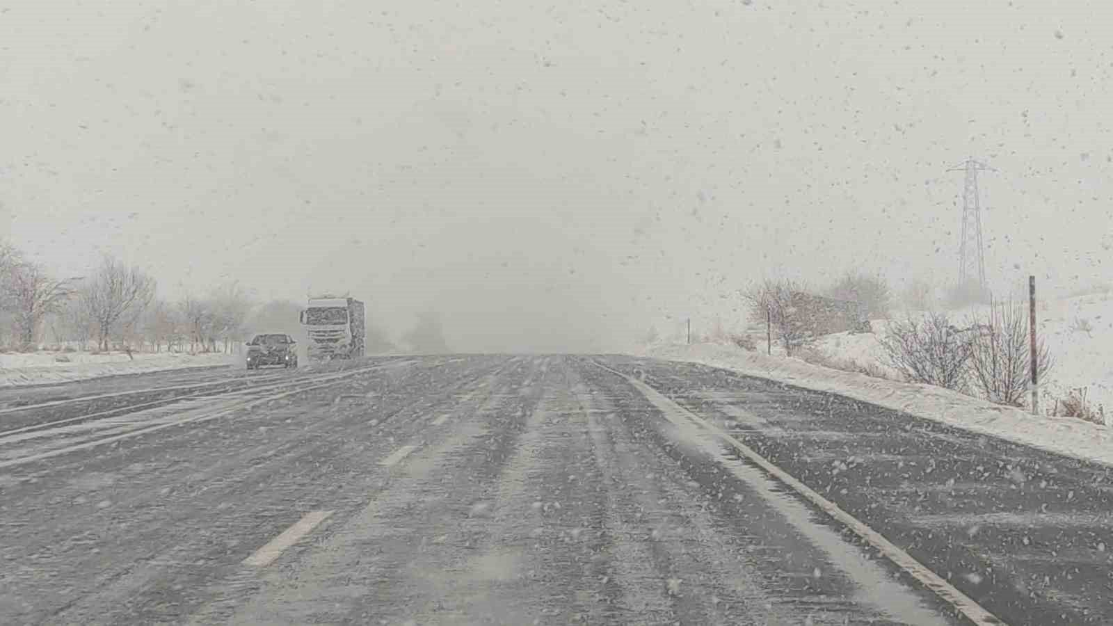 Kar yağışı Van-Bitlis yolunda etkili oluyor