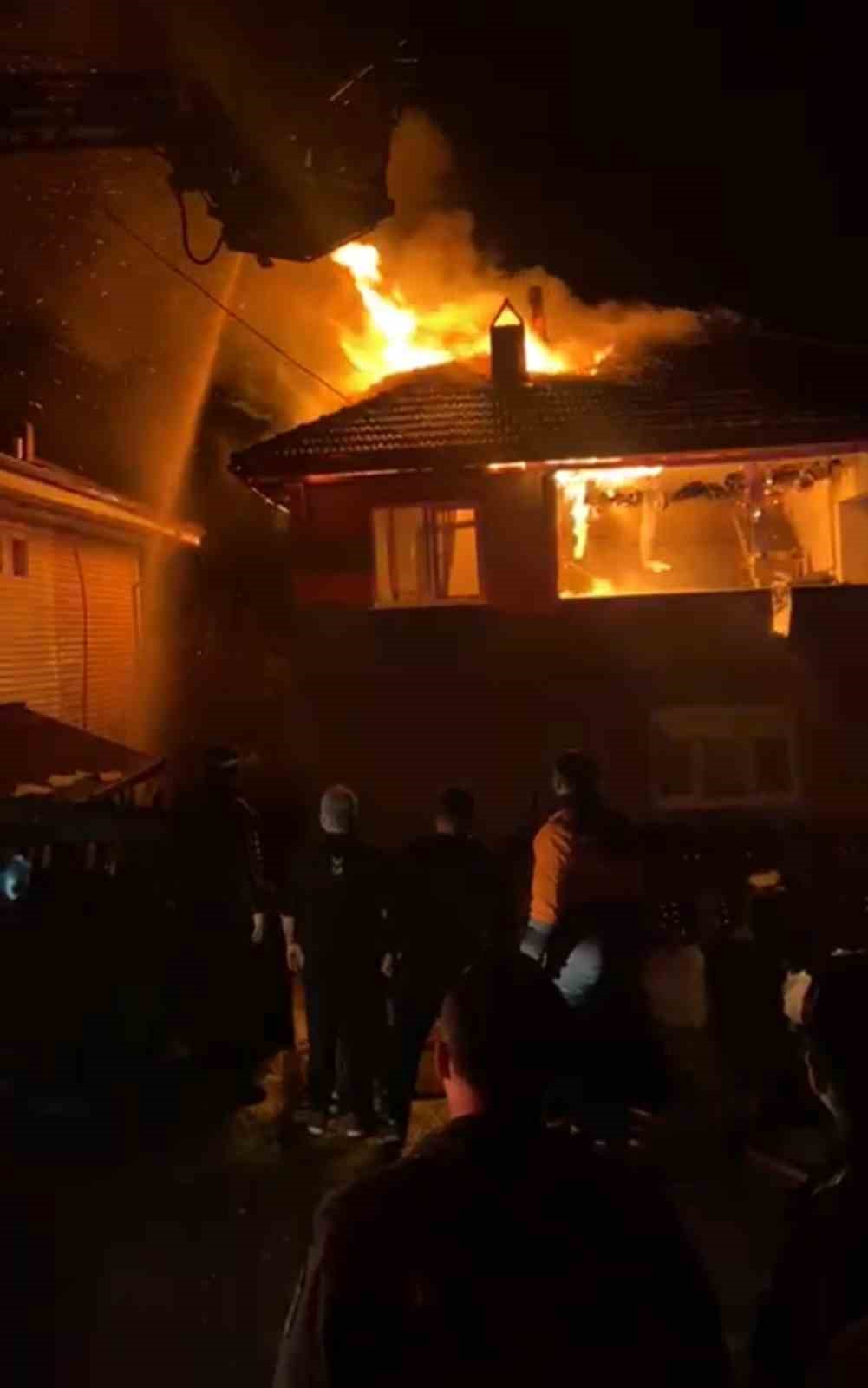 Karabük’te iki katlı evde korkutan yangın