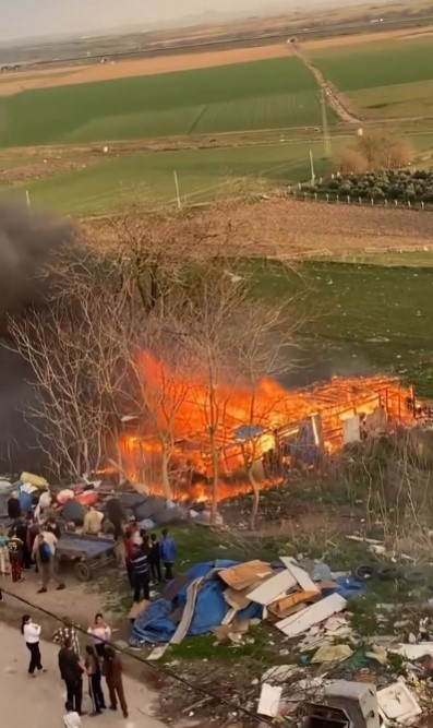 Karacabey’de ağıl alev alev yandı