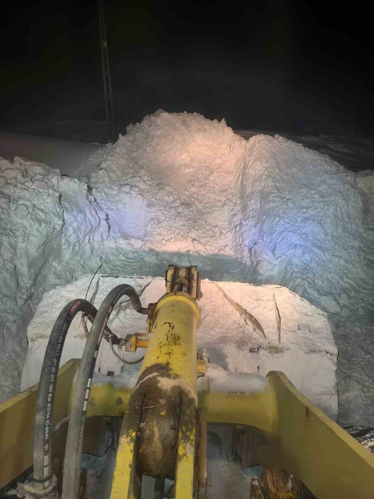 Karakoçan ilçesine kar kalınlığı bir metreyi geçti