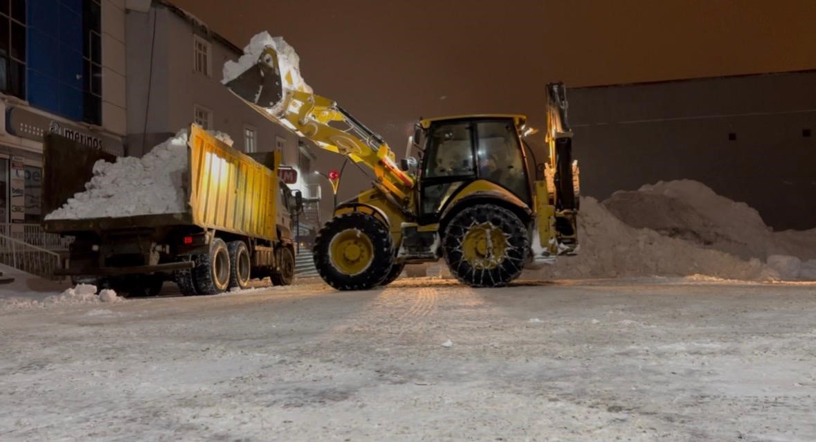 Karayazı’da karla mücadele: 81 köy yolu ulaşıma açıldı