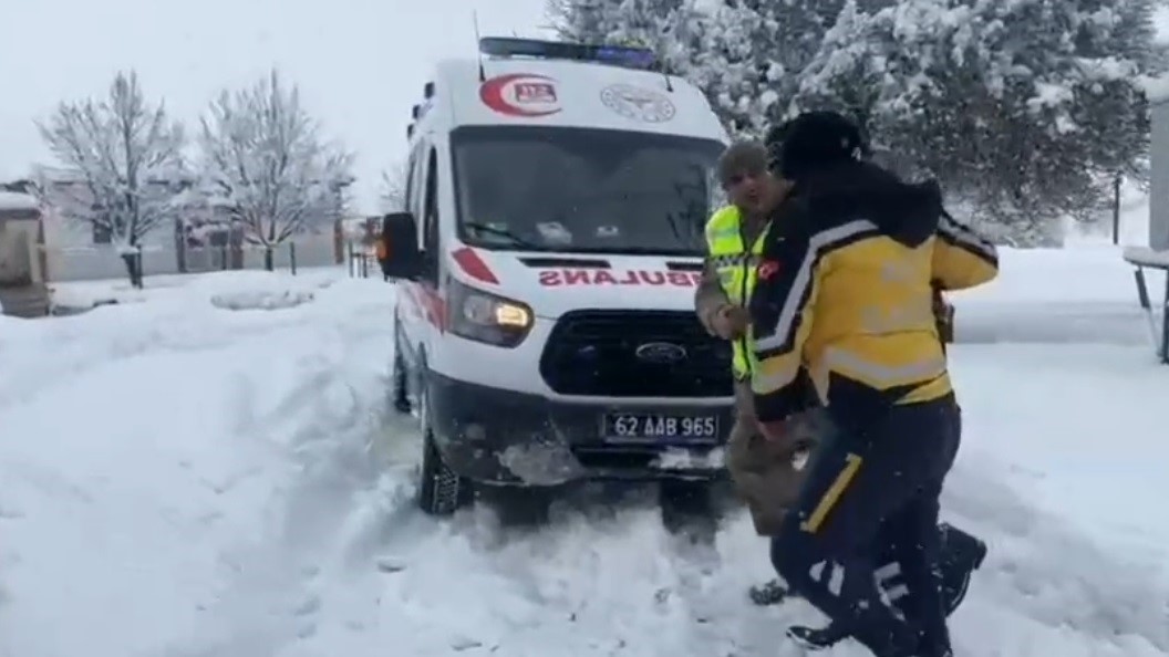 Karla kapanan köy yolunda zamanla yarış: Hasta sağlık ekiplerine ulaştırıldı