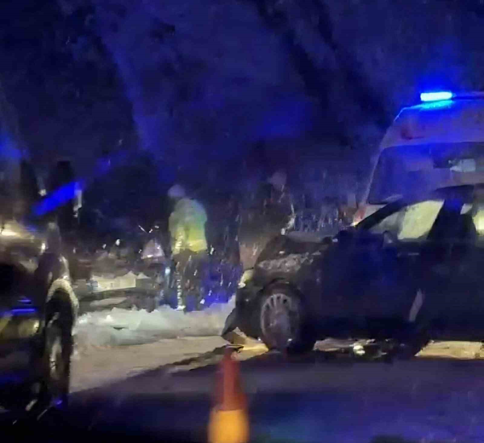 Karlı yolda kayan otomobil karşı şeritten gelen araçla çarpıştı: 6 yaralı