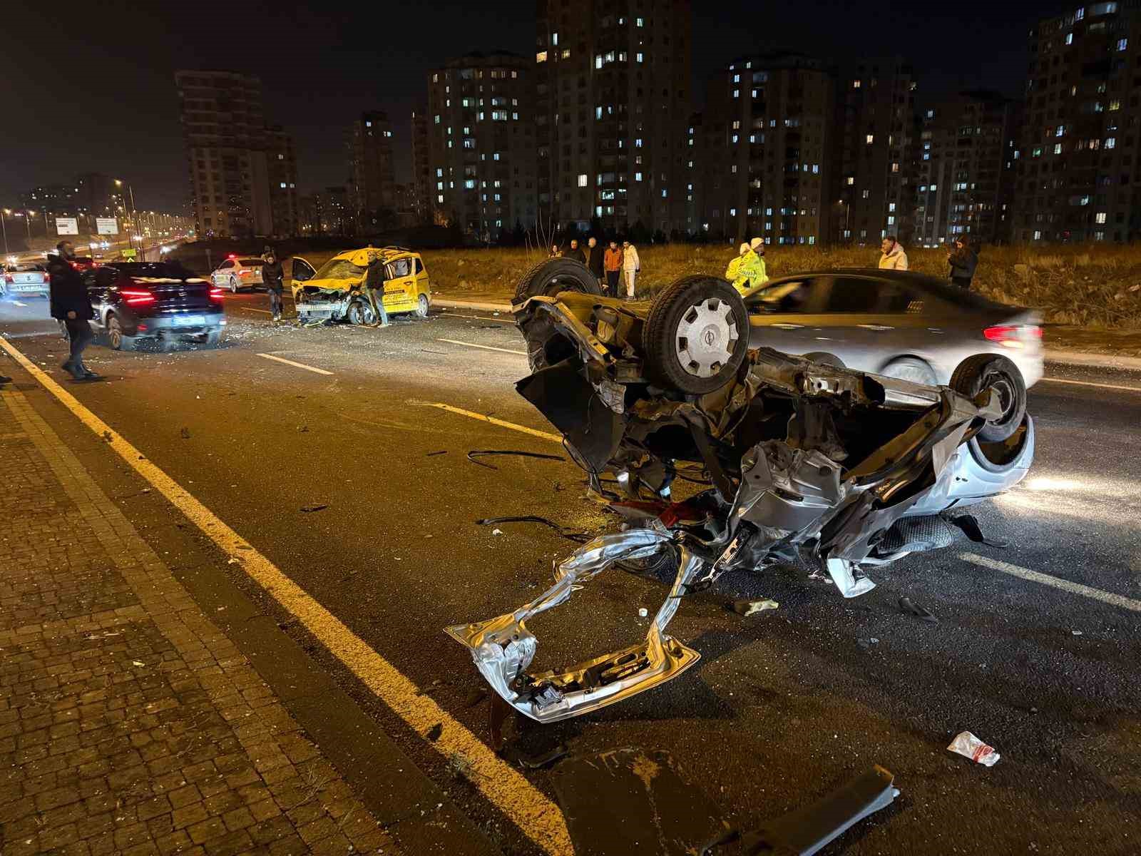 Karşı yola geçen otomobil taksi ile çarpıştı: 1’i ağır 3 yaralı