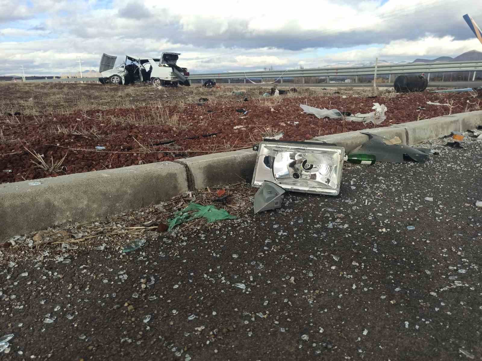 Kavşakta iki otomobil çarpıştı: 1 ölü, 1 yaralı