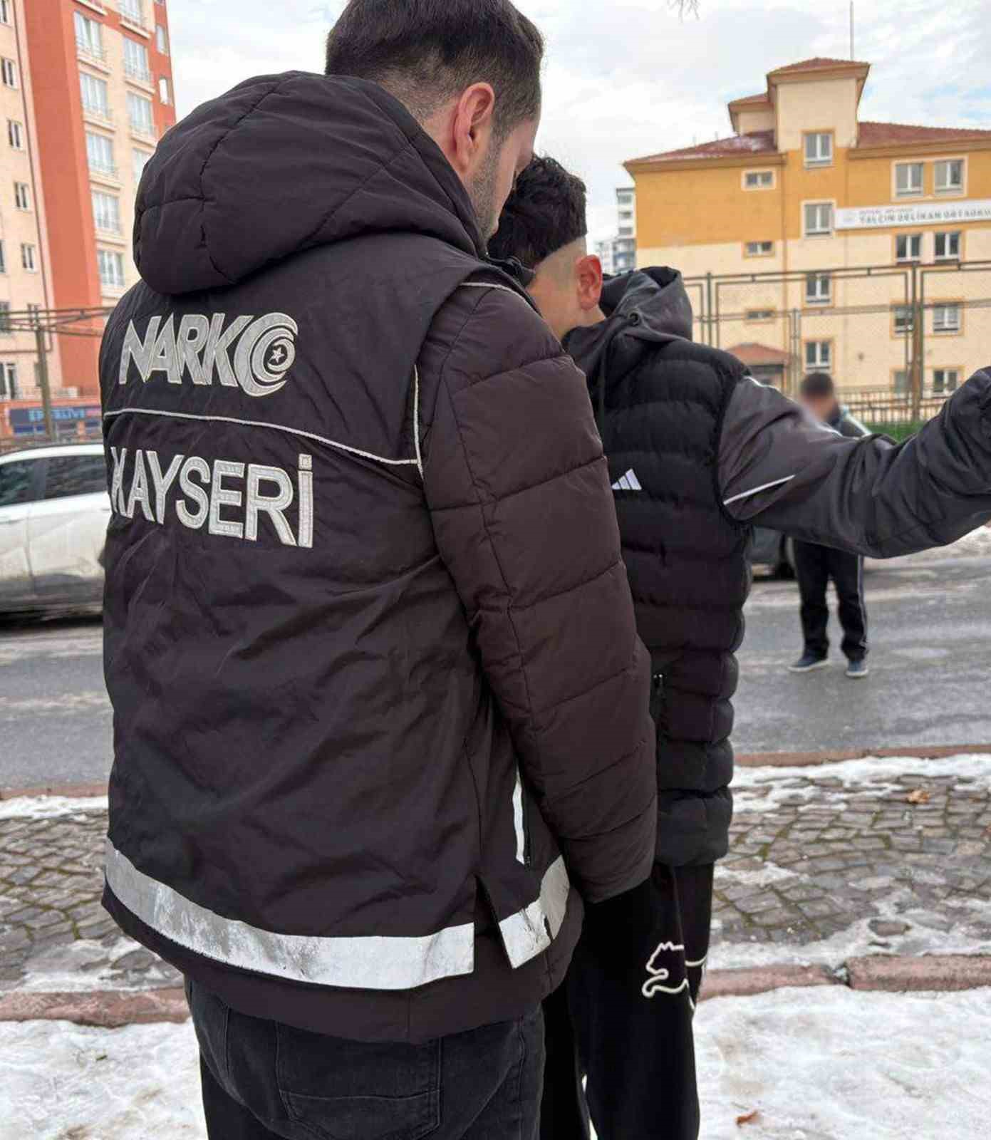 Kayseri’de okulla ilgisi olmayan 12 şahıs sorgulandı