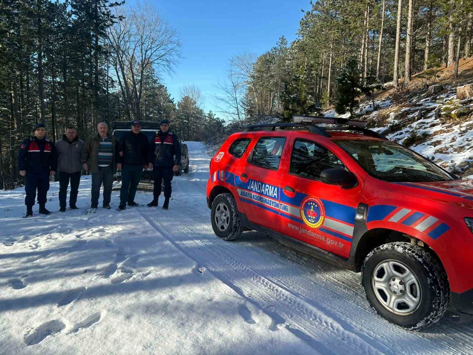 Kazdağları’nda karda mahsur kalan 4 kişiyi jandarma kurtardı