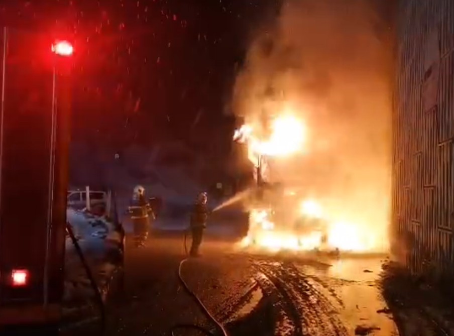 Kereste yüklü kamyon alev alev yandı