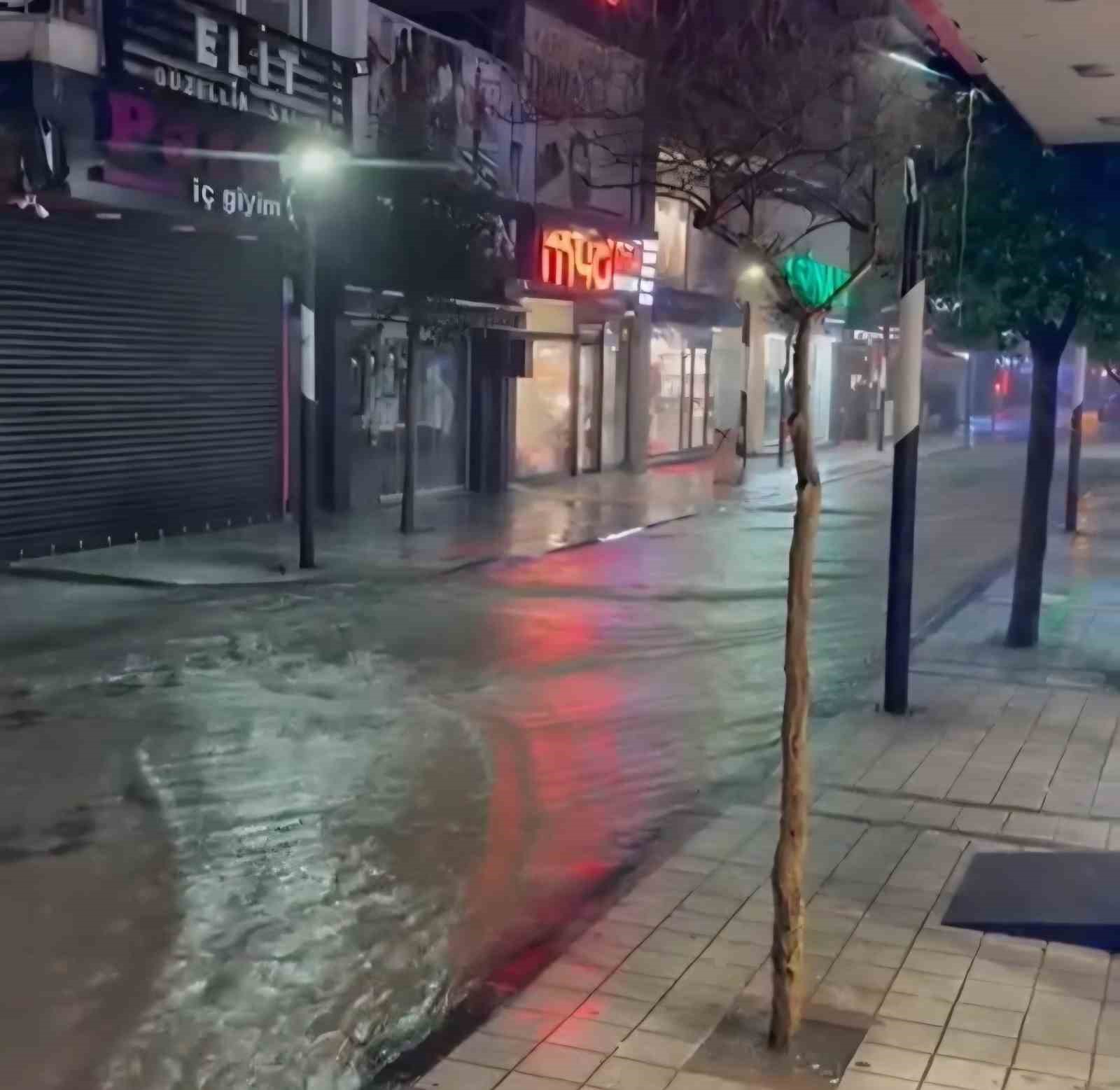 Kırklareli’nde sağanak yağış hayatı olumsuz etkiledi: Cadde ve sokaklar göle döndü