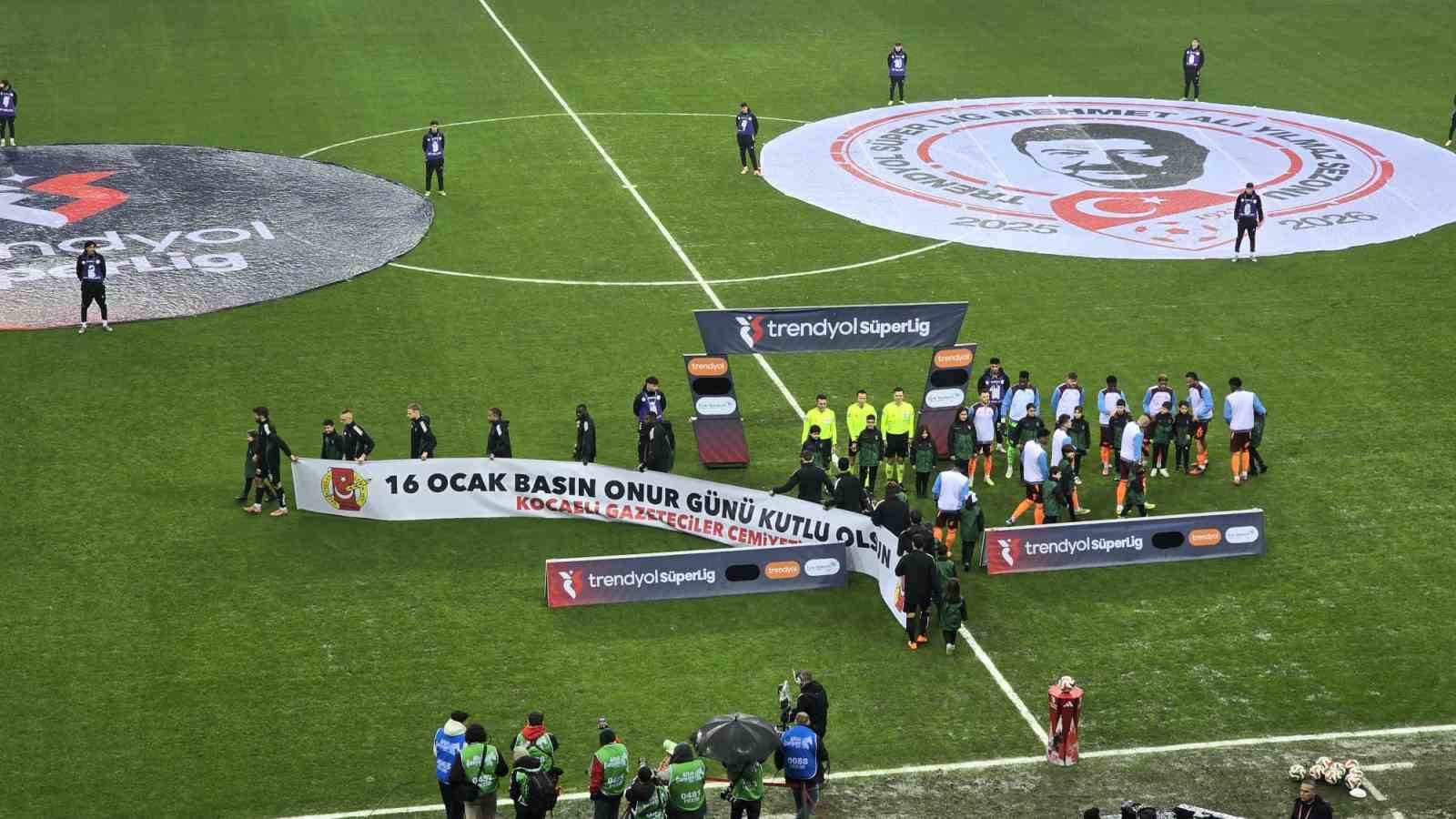 Kocaelispor, Trabzonspor maçına 16 Ocak pankartıyla çıktı