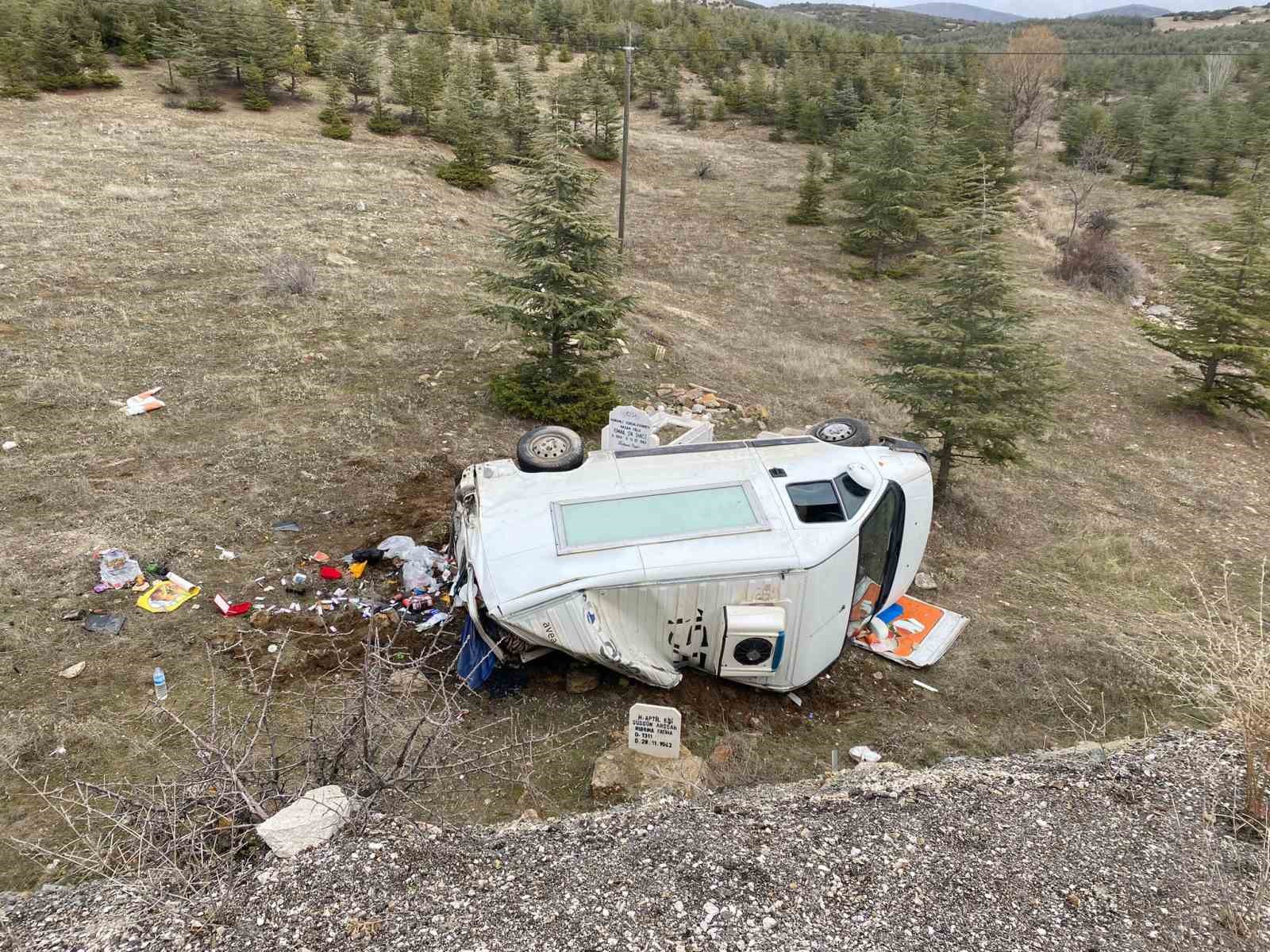 Kontrolden çıkan kamyonet şarampole yuvarlandı: 3 yaralı