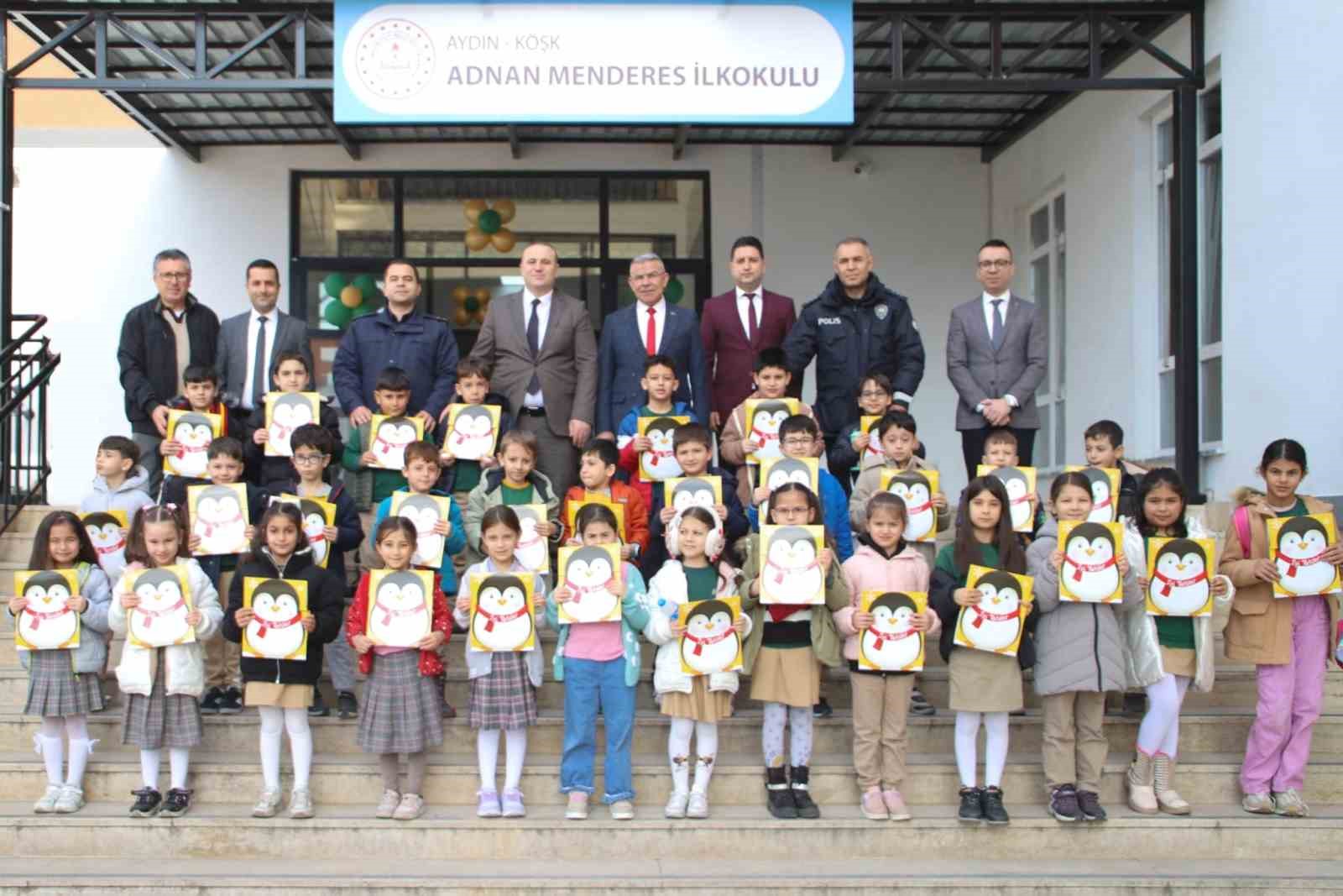 Köşk’te öğrencilerin yarıyıl karnelerini Kaymakam Taş verdi