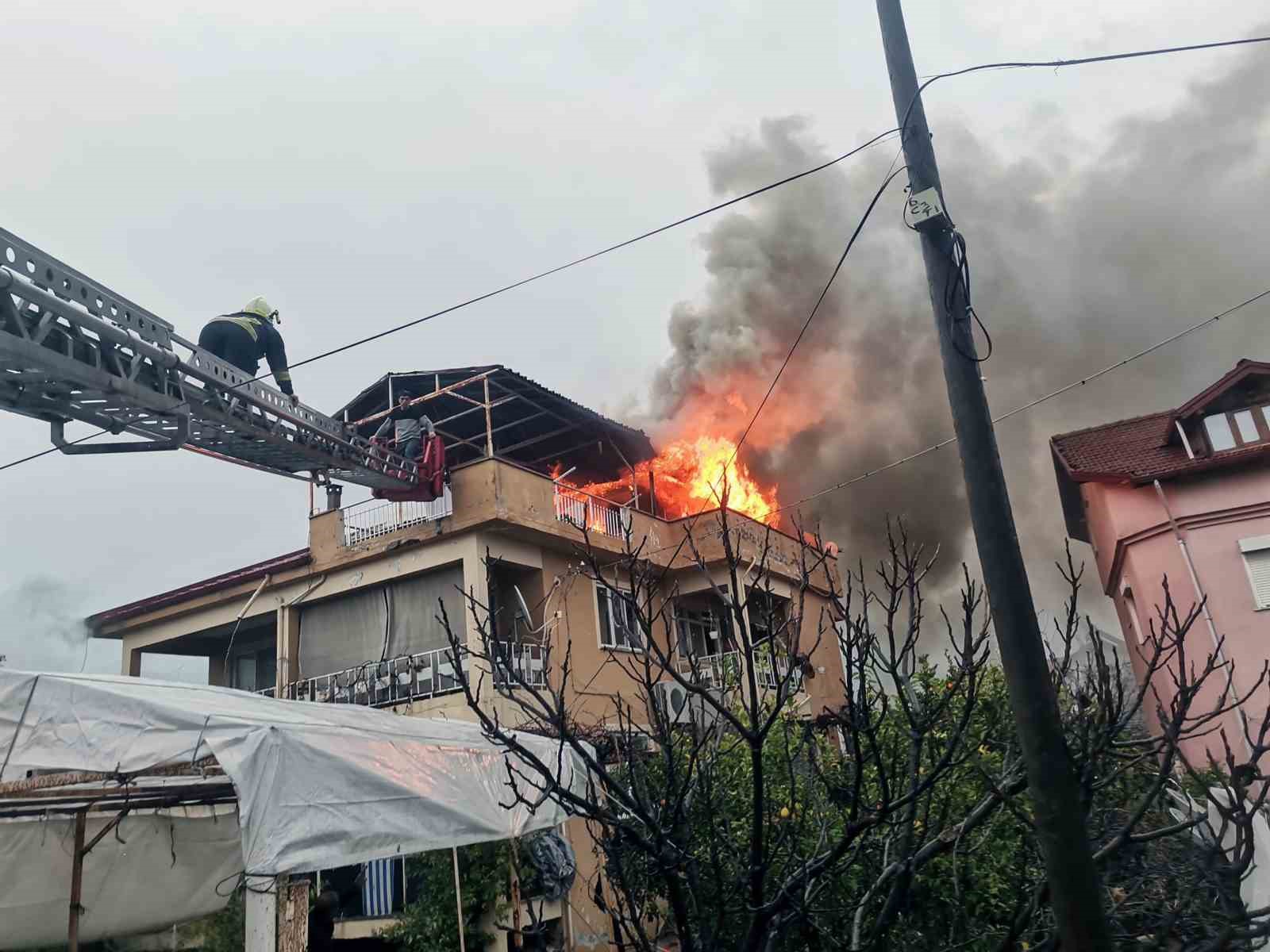 Köyceğiz’de çatıda balyan yangında ev tamamen yandı