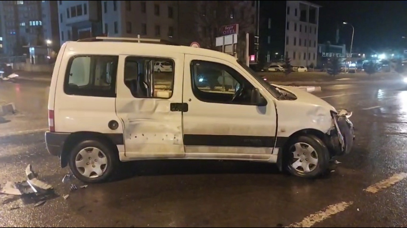 Kütahya’da ambulans ile otomobil çarpıştı: 1 yaralı