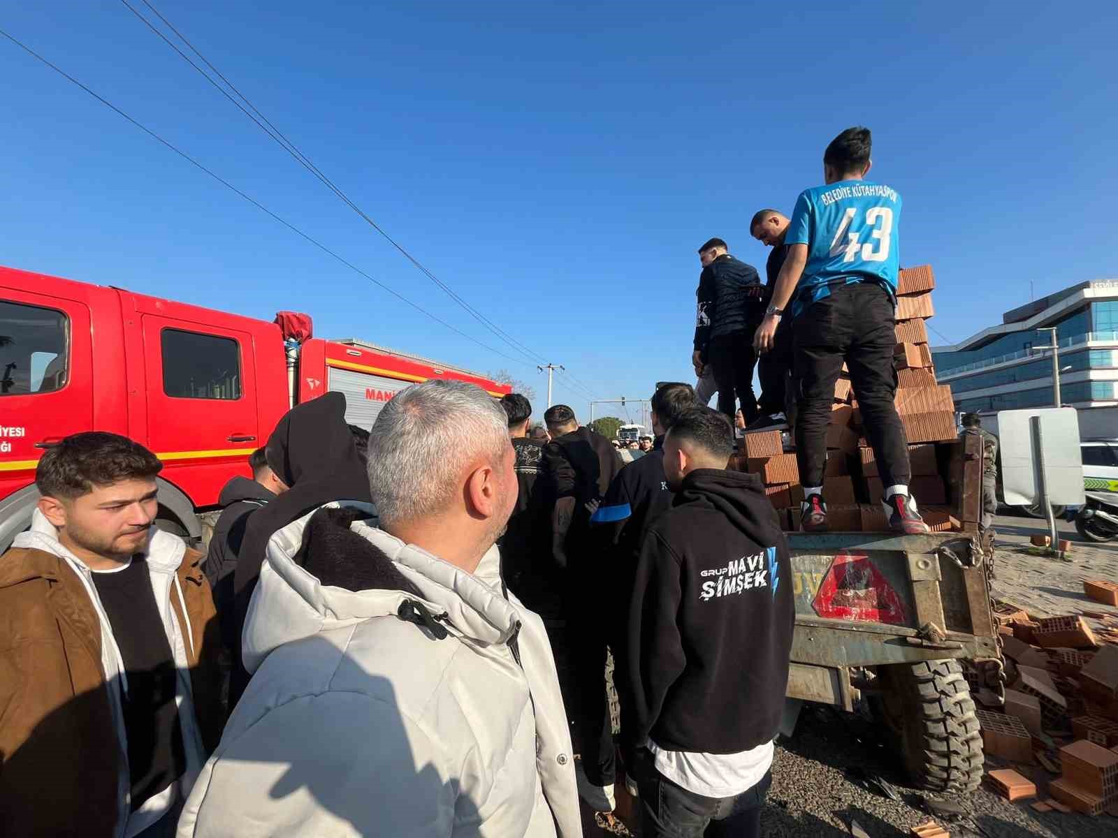 Kütahyaspor taraftarı, kazada yaralı sürücünün yardımına koştu