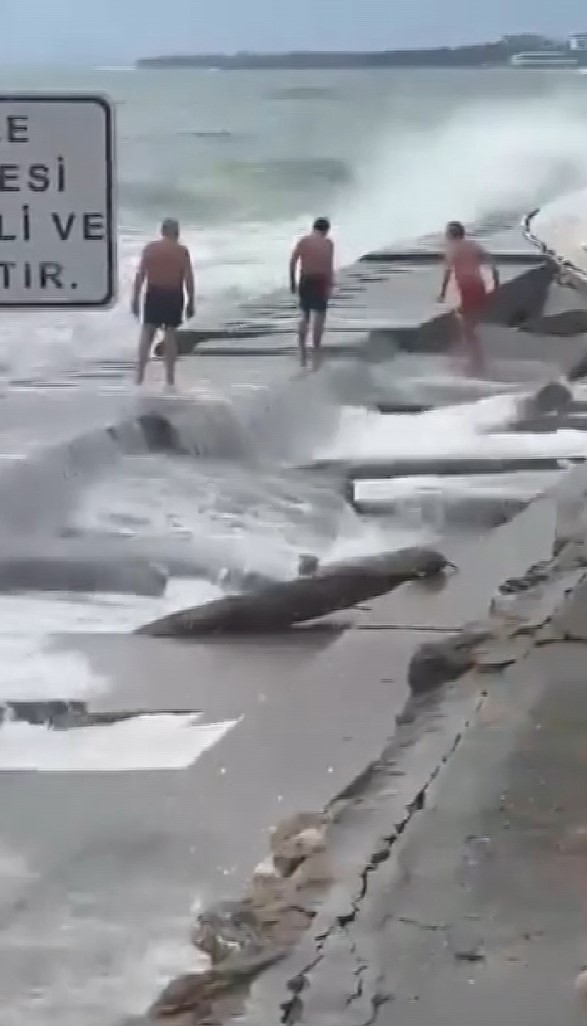 Kuvvetli lodos Caddebostan Sahili’i vurdu, denize giren 3 kişi hastanelik oldu