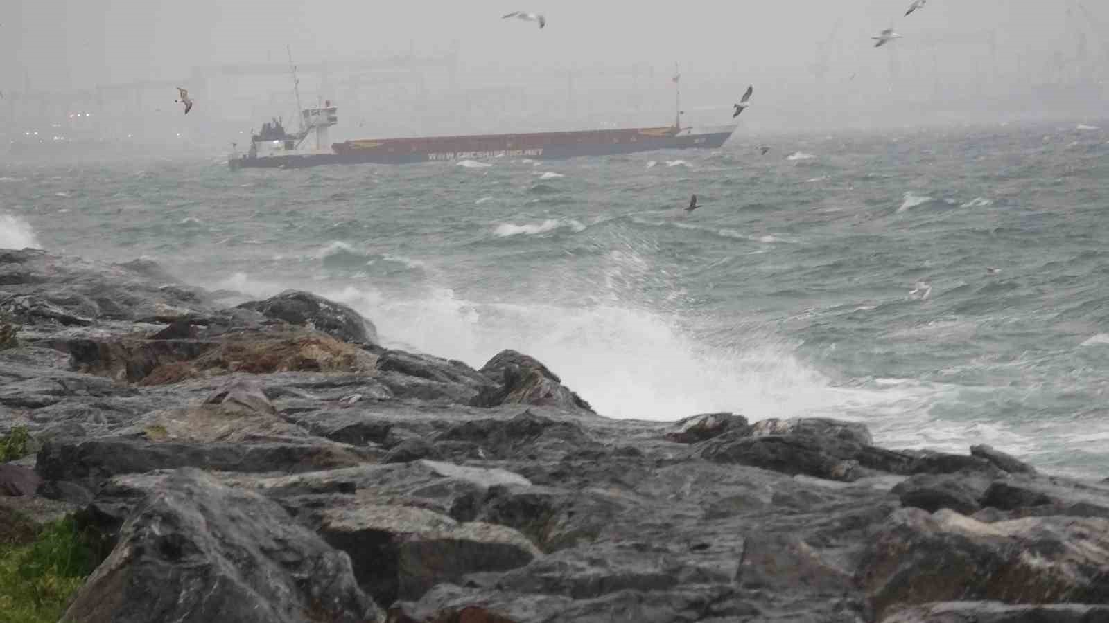 Marmara Denizi’nde fırtına etkili oldu