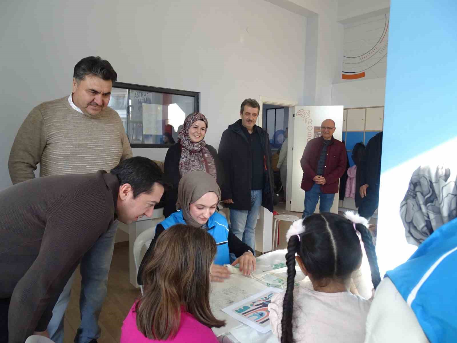 Minik eller aileleriyle birlikte üretti