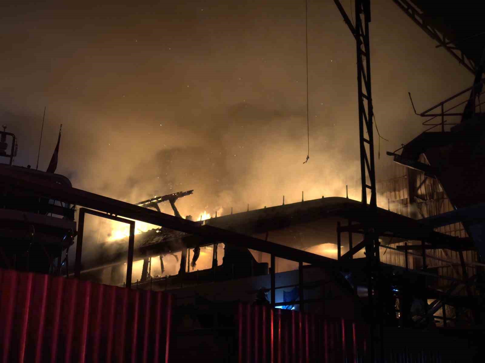 Muğla’da tersane yangını: Söndürme çalışmaları sürüyor