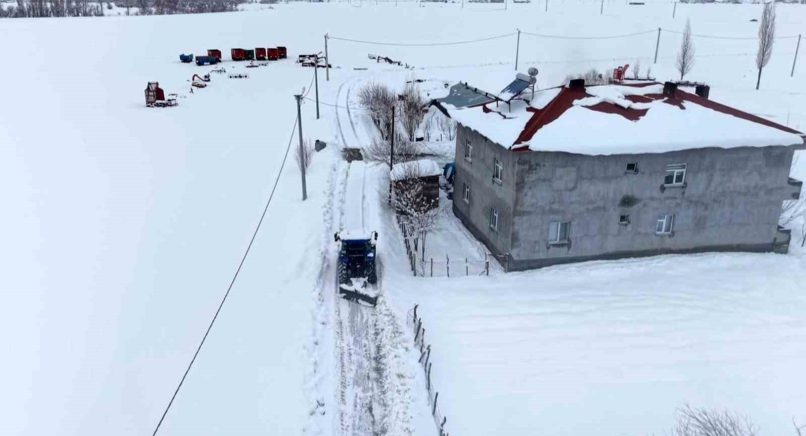 Muş’ta muhtarın gönüllü kar mesaisi takdir topladı