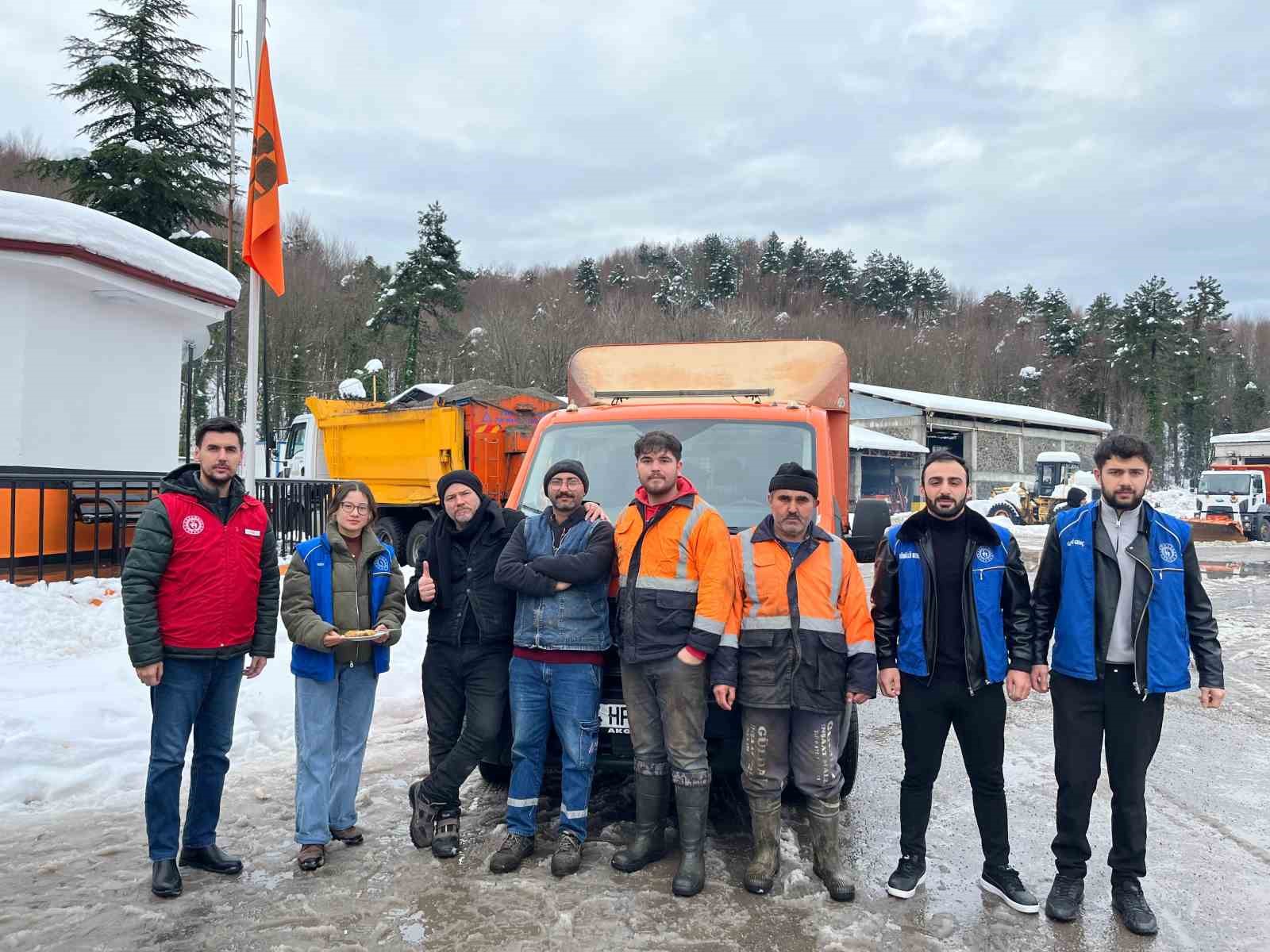Öğrencilerden karayolları çalışanlarına anlamlı ziyaret