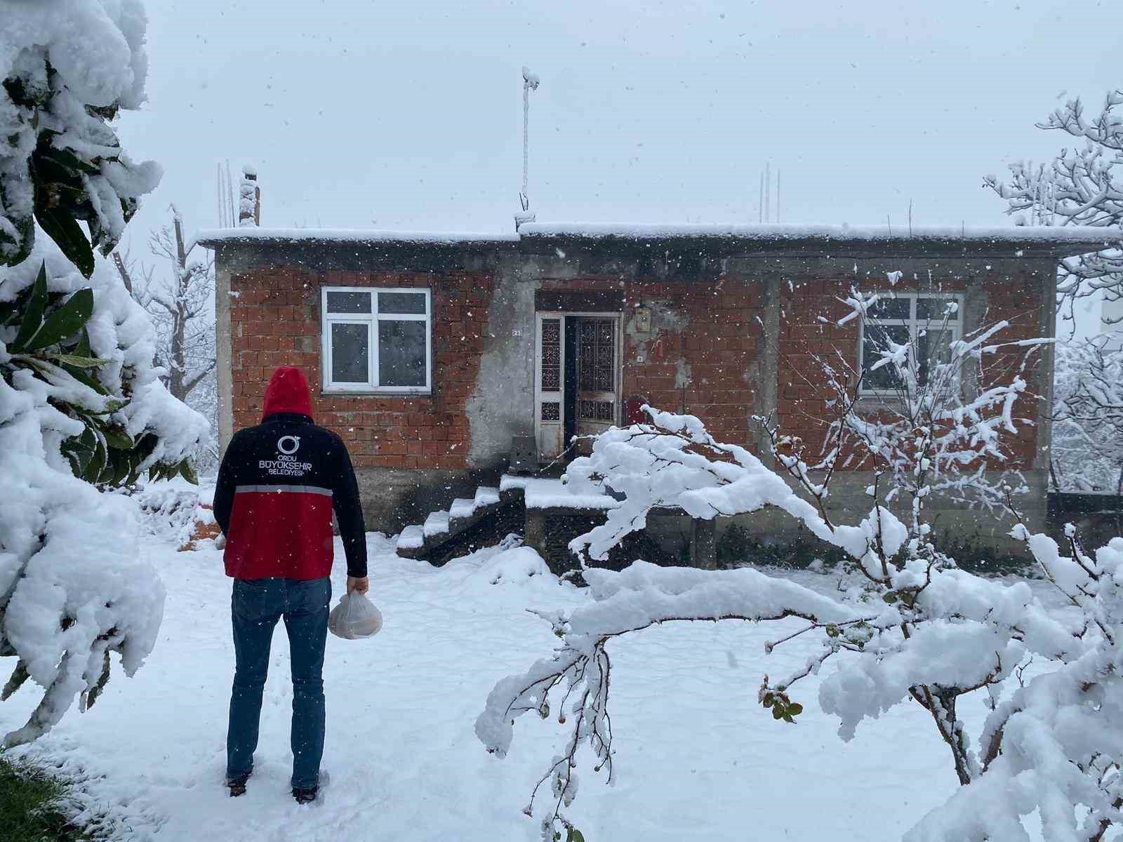 Ordu’da ihtiyaç sahiplerine sıcak yemekleri ulaştırılıyor