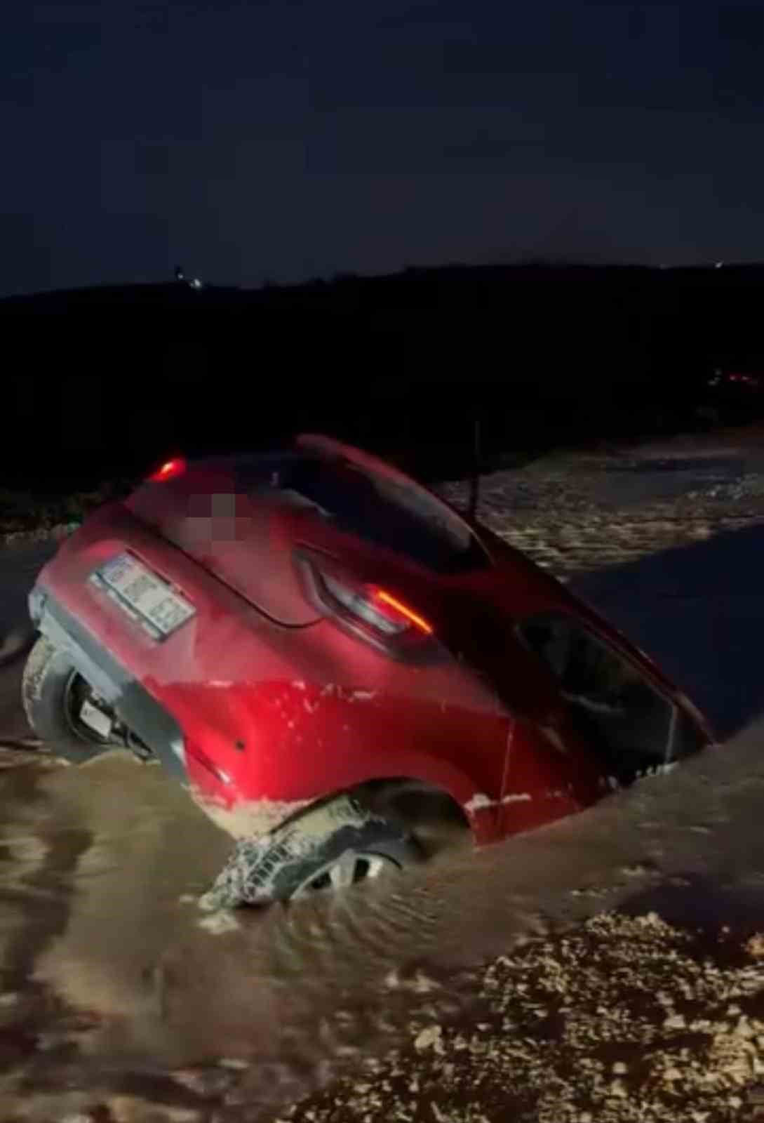 Otomobil bataklığa saplandı, sürücü son anda kurtuldu