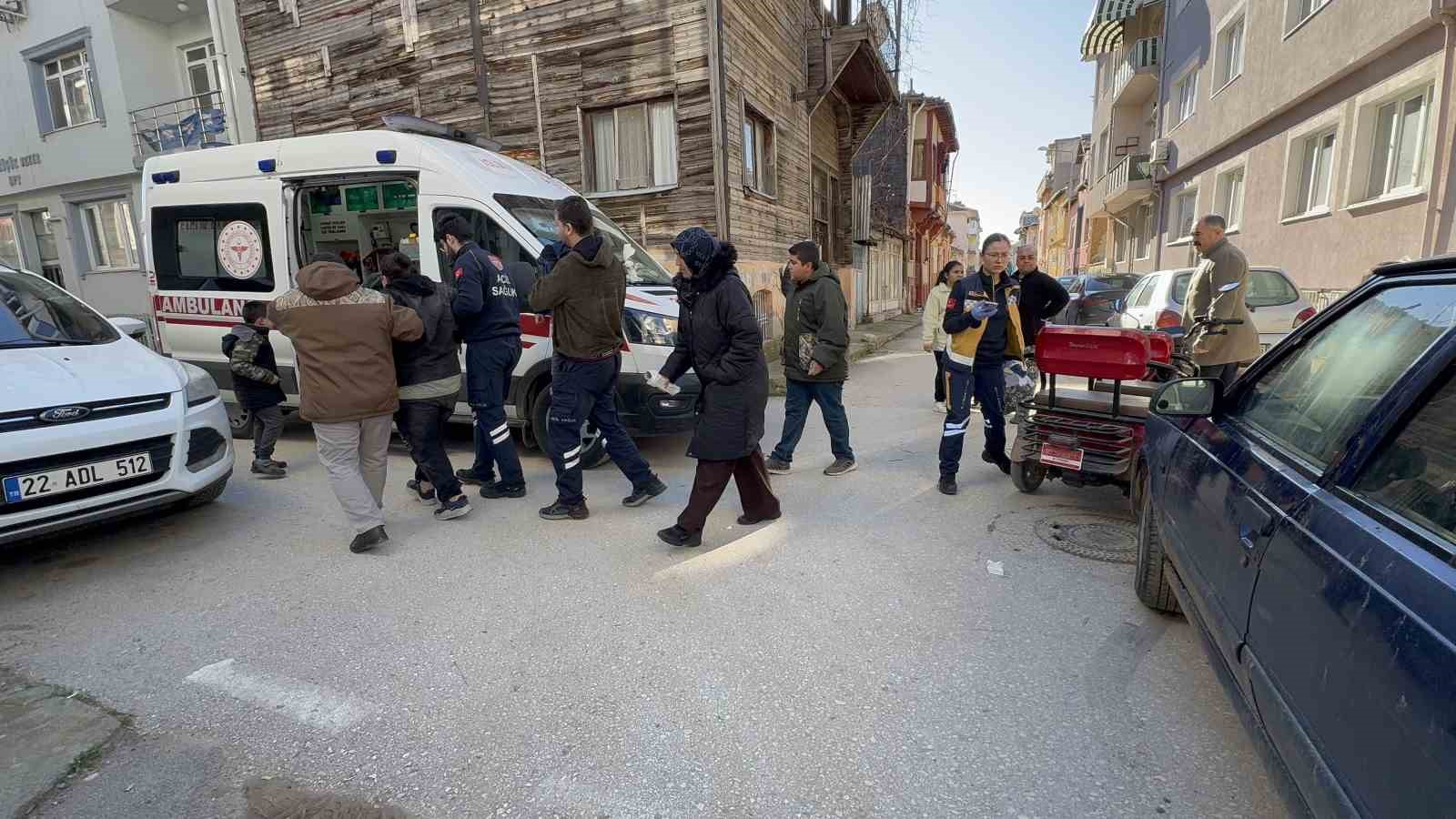 Otomobil ile çarpışan motosiklette kadın sürücü ile yanındaki 2 çocuk yaralandı