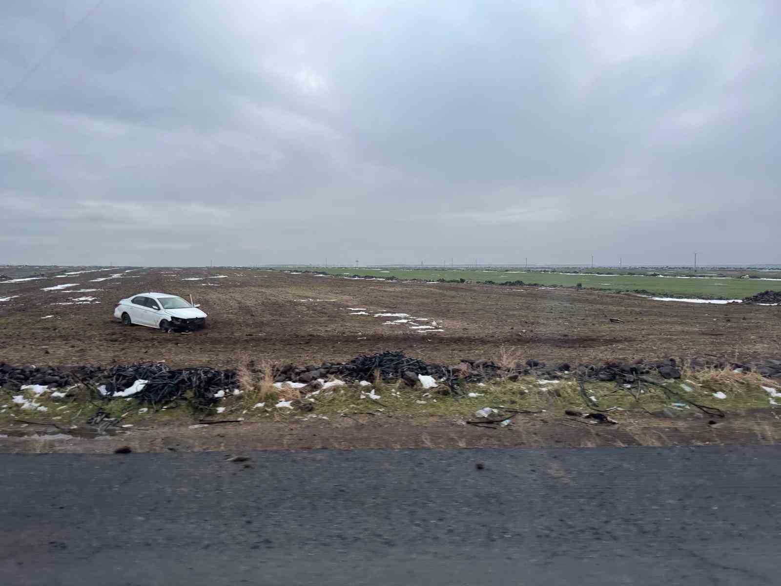 Otomobil tarlaya yuvarlandı, sürücü kazayı yara almadan atlattı