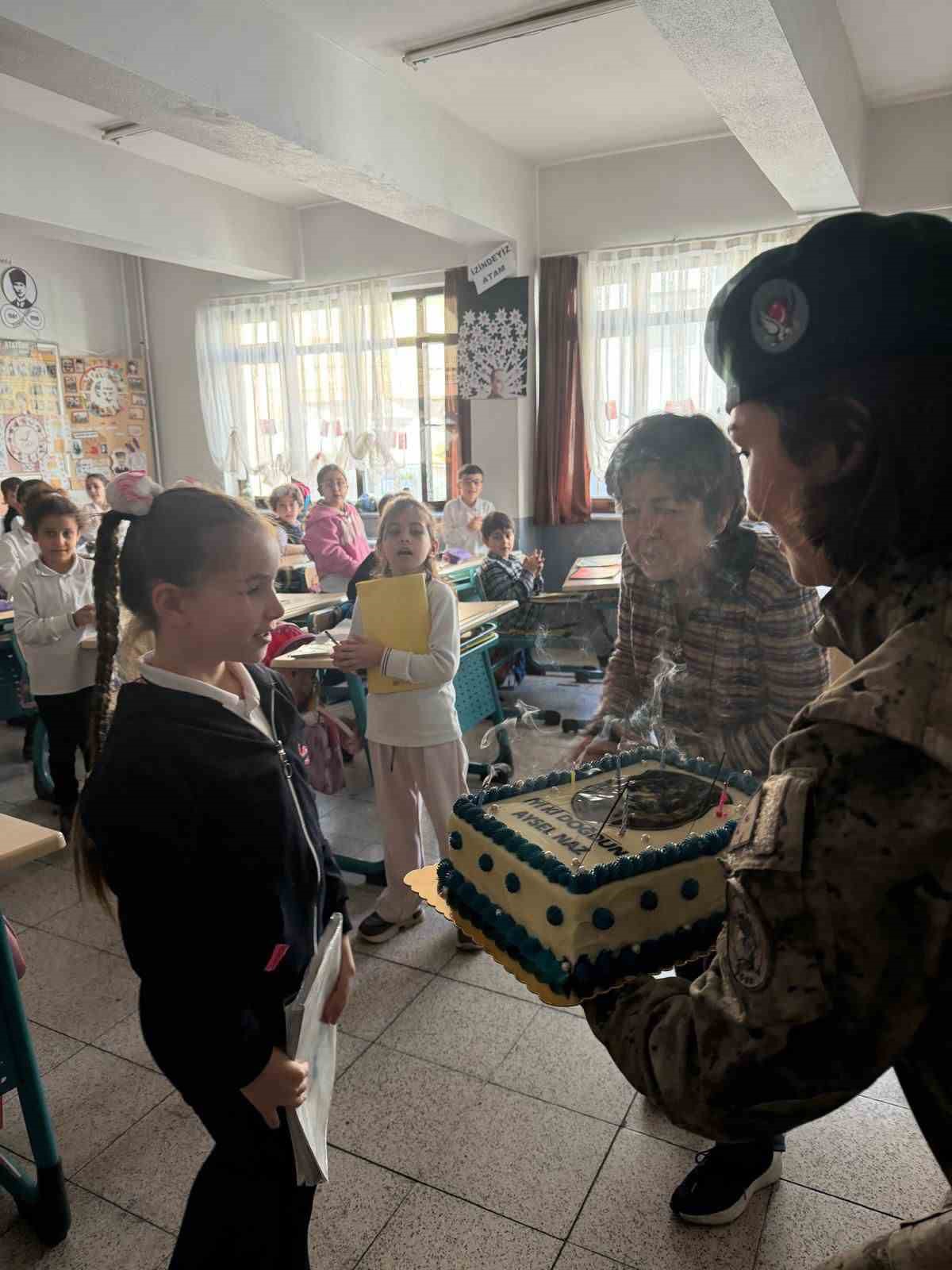 Özel Harekat polislerinden şehit kızına doğum günü sürprizi