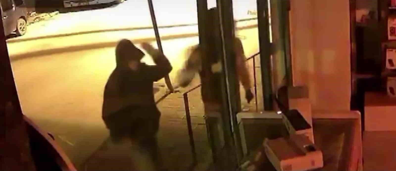Parke taşıyla camları kırıp hırsızlık yaptılar: O anlar kamerada