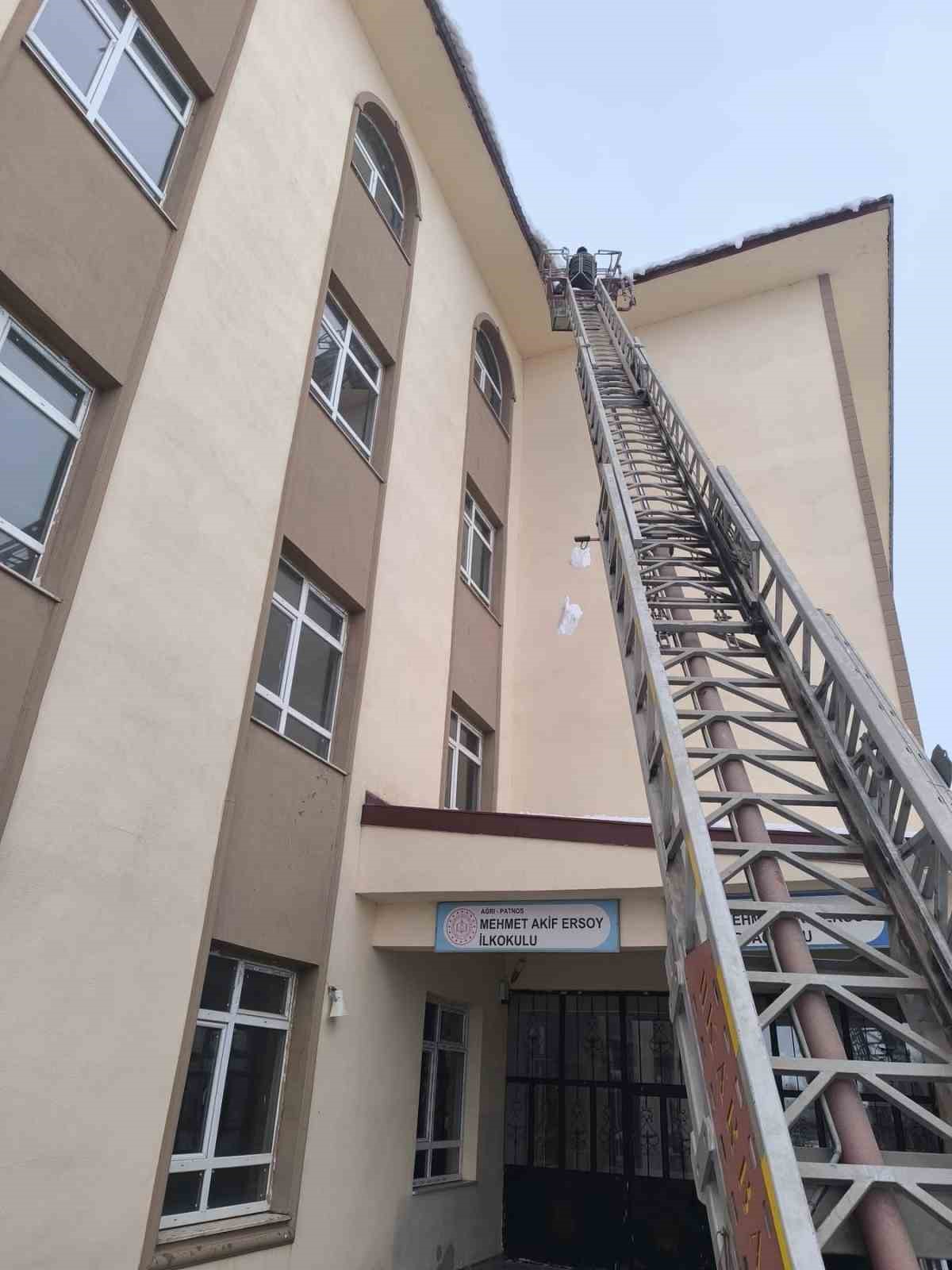 Patnos’ta buz sarkıtlarına karşı uyarı