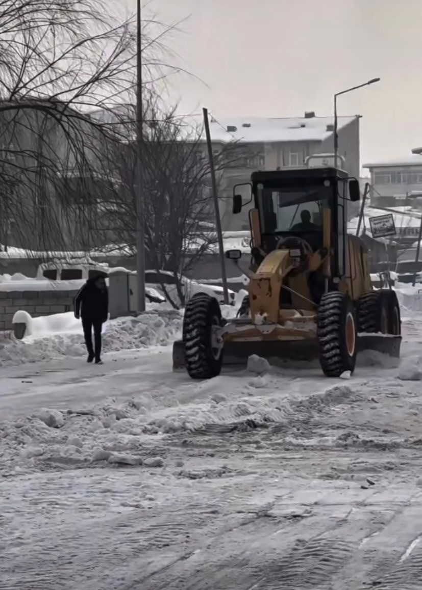Patnos’ta karla mücadele çalışmaları devam ediyor