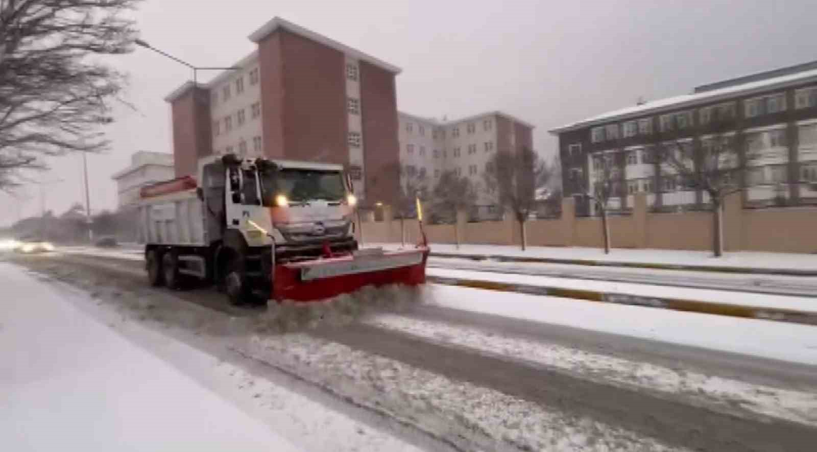 Pendik Belediyesi’nin karla mücadele çalışmaları tüm hızıyla sürüyor