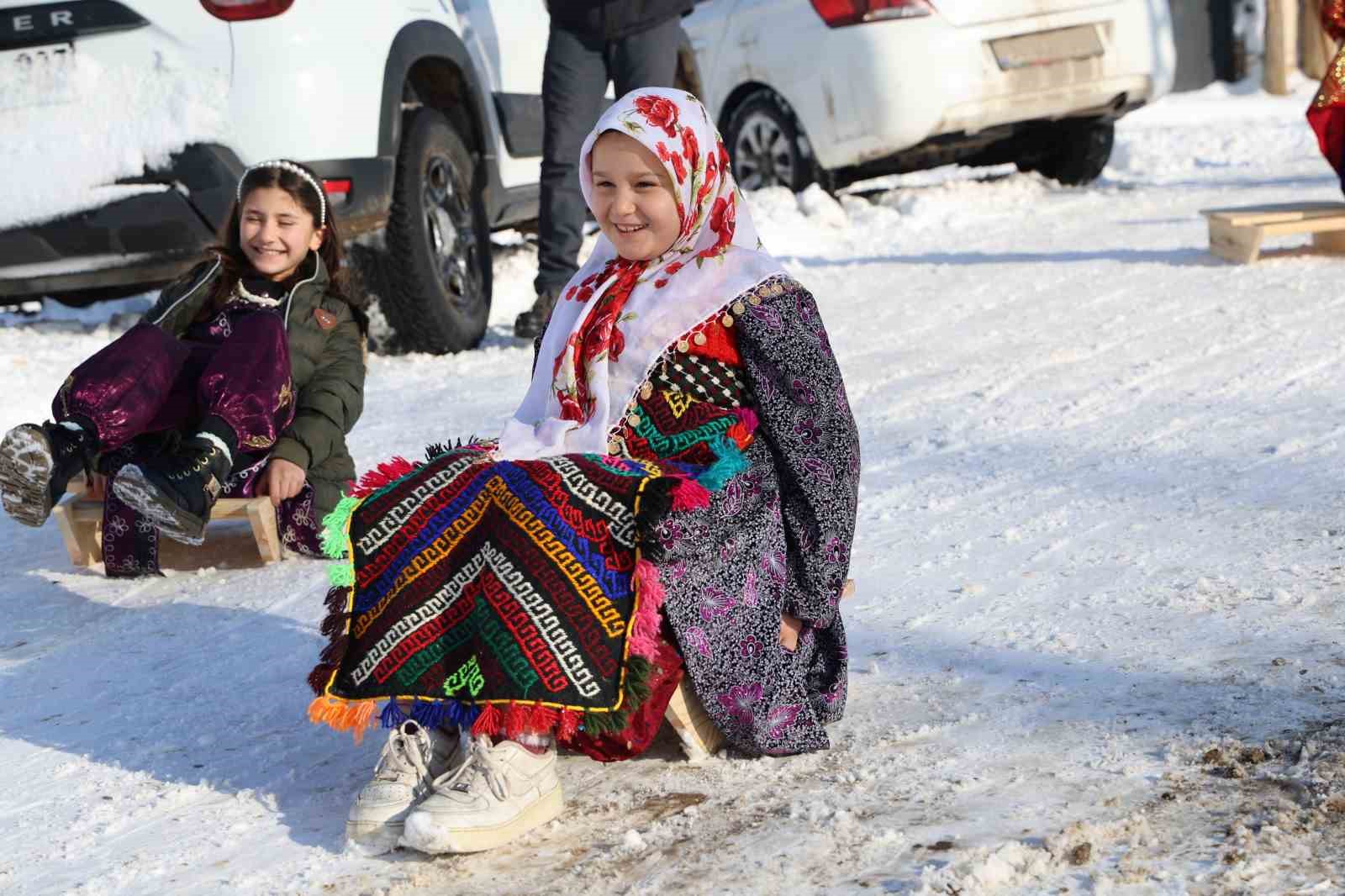 Poşet ve leğenle kayıyorlardı, kızak hediyesi türkü yaktırdı
