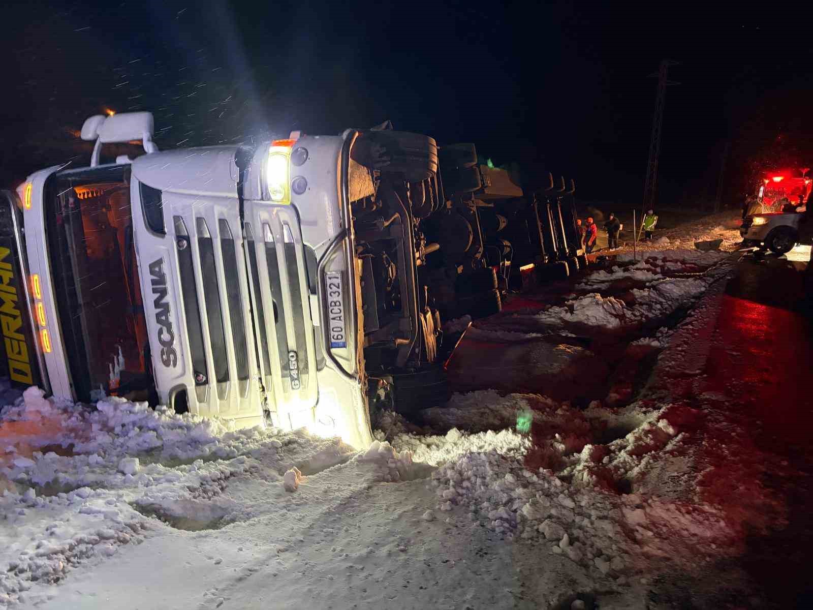 Refahiye’de hayvan yüklü tır kazası: 45 büyükbaş kurtarıldı