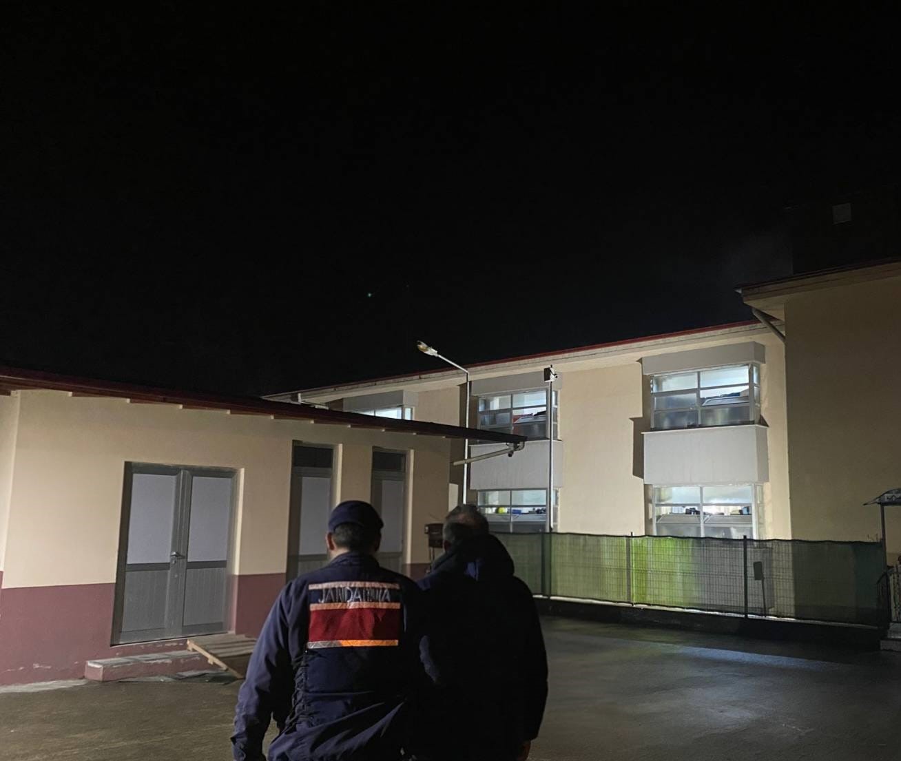 Rize’de 2 ayrı olayda aranan 2 kişi yakalanarak cezaevine gönderildi