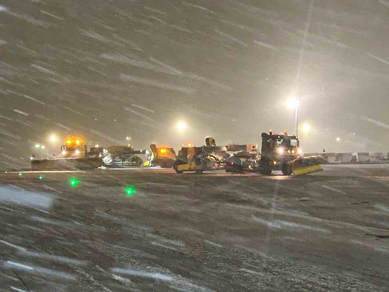 Sabiha Gökçen Havalimanı’nda karla mücadele çalışması