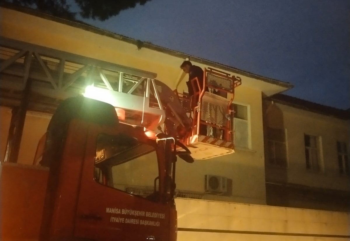 Salihli’de çatıda mahsur kalan kedi kurtarıldı