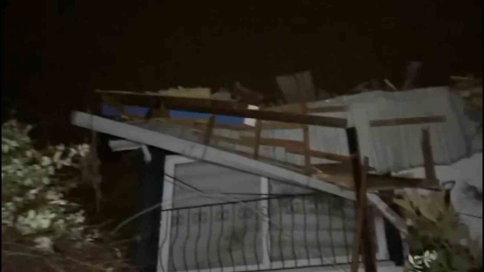 Samsun’da fırtına etkili oldu: Çatılar uçtu, ağaçlar devrildi