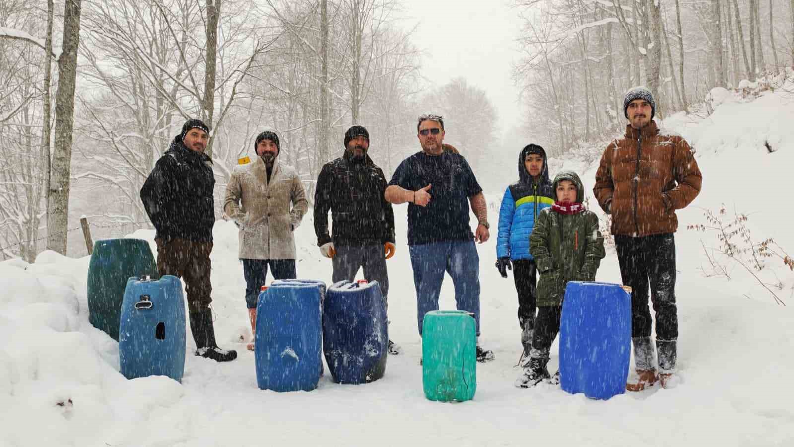 Samsun’da kar eğlencesi: Vatandaşlar bidonlarla karın keyfini çıkardı